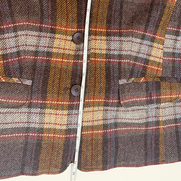 Vintage Wool Tartan Blazer with Velvet Collar – Classic British Style - Picture 6 of 10